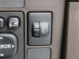 人や荷物を満載しても、対向車や先行車に迷惑をかけない、室内からヘッドライトの光軸を調整できます。