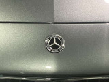 死角検知警告システムが装備されており、車線変更の際、死角に入る車両の検知、警告を行います。また、サイドミラー内部のインジケータが点灯し、危険の促しをしています。
