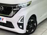 【LEDヘッドライト】悪天候や夜間走行時も良好な視界を確保し安心して運転できる高輝度LEDヘッドライトを装備!点灯速度が早く、消費電力も抑えられています。