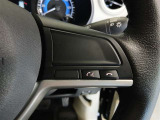 ステアリングには運転中でも簡単に操作できる各種スイッチついてます