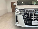 三眼LEDヘッドライト&シーケンシャルウィンカー(流れるウィンカー)&AHS(アダプティブ・ハイビーム・システム)・LEDフォグランプ付き!!