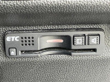 【ETC】有料道路を利用する際に料金所で停止することなく通過できる、ETC車載器(ノンストップ自動料金収受システム機器)が装備されています。セットアップを行うことで利用可能になります。