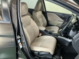 運転席は、大きな座面と包み込むような背もたれがドライバーの身体全体をしっかり支えます。上質なシート素材と座り心地のよいクッションを採用し、長時間の運転やコーナーの多い道も快適です。