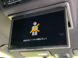 【14型有機ELフリップダウン】三列目からでも迫力のエンタメが観れる大画面フリップダウン。有機ELのモニターでは、一般的なフリップダウンよりも高コントラストでキレイな映像を楽しめます。