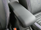運転席と助手席の間には、アームレストが装備されています!