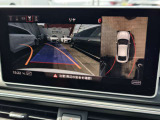 ●サラウンドビューカメラ『車両の4つのカメラから得た映像を合成し、上空から眺めているような映像をモニターに映し出します。車両周辺の歩行者や障害物などの発見に役立ちます。』