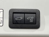 【パワーバックドア】スマートキーや運転席のボタンを押すだけでリアゲートが自動で開閉します!荷物を持っている時や、高い位置にあるバックドアを閉める際に便利な機能です♪