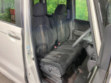 運転席まわりには十分なスペースがあり、大柄な方でもゆったり運転していただける環境です。