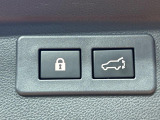 【パワーバックドア】スマートキーや運転席のボタンを押すだけでリアゲートが自動で開閉します!荷物を持っている時や、高い位置にあるバックドアを閉める際に便利な機能です♪