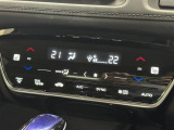 【左右独立オートエアコン】左右独立型、いわゆるデュアルエアコンです。運転席と助手席でそれぞれお好みの温度を設定可能です。