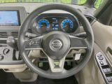 インテリアに合わせたデザインのステアリングは、運転される方のことも考え、運転しやすい形状、大きさです。是非一度、実際に触ってお確かめください。