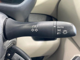 【オートライト】周りの明るさに応じて自動でヘッドライトの点灯・消灯ができる機能です!ライトの付け忘れ・消し忘れなどが無くなり、雨の日や夕方の走行も安心!トンネル通過時も便利ですね♪