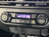 【オートエアコン】一度お好みの温度に設定すれば、車内の温度を検知し風量や温度を自動で調整。暑い&hellip;寒い&hellip;と何度もスイッチ操作をする必要はありません。快適な車内空間には必須の機能ですね♪