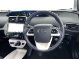 運転席まわりです。 各操作スイッチは使いやすい位置に配置されてます。