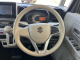 インテリアに合わせたデザインのステアリングは、運転される方のことも考え、運転しやすい形状、大きさです。是非一度、実際に触ってお確かめください。