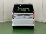 汚れが付着しやすいリヤガラスにはリヤワイパーが付いています。フロントのワイパーがONの時はシフトレバーをリバースに入れるとリヤワイパーがリンクして作動、クリヤーな視界が保てます