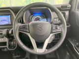 インテリアに合わせたデザインのステアリングは、運転される方のことも考え、運転しやすい形状、大きさです。是非一度、実際に触ってお確かめください。