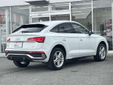 Audiのリヤディフューザーは、車両の後方での空気の流れを整え、乱流を減少させることで、走行安定性を向上させます。またスポーティで洗練された外観を提供し、全体のスタイルに一体感を持たせます。