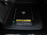 置くだけでワイヤレス充電可能です。
