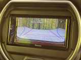 【バックカメラ】駐車時に後方がリアルタイム映像で確認できます。大型商業施設や立体駐車場での駐車時や、夜間のバック時に大活躍!運転スキルに関わらず、今や必須となった装備のひとつです!