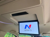 【リヤエンターテインメントシステム】後席にお座りの方も大満足の、人気メーカーオプションを装備。専用の音響システムと、大画面のモニターで移動中もDVD等をお楽しみいただけます。