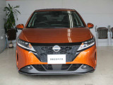 日産らしさを引き立てる大きなVモーショングリル。バンパーはエアロ形状で空力を考え設計されています。