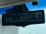 インテリジェントルームミラー搭載で、車の後方に設置されたカメラ映像を映し出してシートバックやヘッドレスト、同乗者に視界が遮られることがなく視認性が非常に良いです
