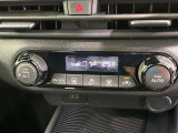 【オートエアコン】一度お好みの温度に設定すれば、車内の温度を検知し風量や温度を自動で調整。暑い&hellip;寒い&hellip;と何度もスイッチ操作をする必要はありません。快適な車内空間には必須の機能ですね♪