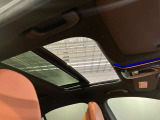 パノラミックスライディングルーフで明るい車内をお楽しみいただけます。UVカットで日差しの強い日も安心です。
