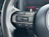 ステアリングにはさまざまなスイッチが付いておりますので運転しながらの操作も楽ちんです♪