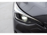 LEDヘッドライト。カーブや交差点を曲がるときステアリング操作に連動して進行方向の先を照射する機能も備えています。さらに右左折時や駐車場に前側方を明るく照らすコーナリングランプも採用しています