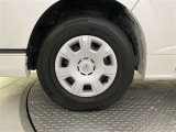タイヤサイズは 195/80 R15 です。