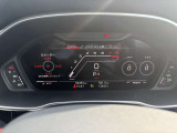 スピードメーターなどの運転に必要な計器とともに、オーディオ・電話の操作画面などを表示。レイアウトはステアリングスイッチで切り替えでき運転に集中しながら必要な情報を瞬時に得ることが可能。