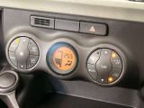 【オートエアコン】一度お好みの温度に設定すれば、車内の温度を検知し風量や温度を自動で調整。暑い&hellip;寒い&hellip;と何度もスイッチ操作をする必要はありません。快適な車内空間には必須の機能ですね♪