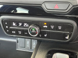 【オートエアコン】一度お好みの温度に設定すれば、車内の温度を検知し風量や温度を自動で調整。暑い&hellip;寒い&hellip;と何度もスイッチ操作をする必要はありません。快適な車内空間には必須の機能ですね♪