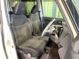 運転席まわりには十分なスペースがあり、大柄な方でもゆったり運転していただける環境です。