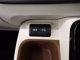 充電用USB端子付き。スマートフォンなどの充電に便利です。