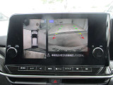 ■アラウンドビューモニター搭載。車体を4方向のカメラで「上から見下ろしたような映像」を映します。車庫入れが苦手な方も映像サポートでラクラク駐車できます。
