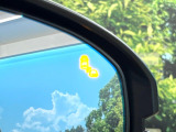【ブラインドスポットインフォメーション】走行中、ドアミラーの死角になりやすい箇所に後続車が接近するとサイドミラー付近に警告を表示、ドライバーに注意喚起をしてくれます。