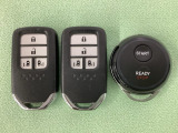 スマートキー付きですからドアロックの開閉およびエンジンスタートが楽々です。電動スライドドアの開け閉めもボタンで操作できます。加えて、純正リモコンエンジンスターター用の操作キーもついています。