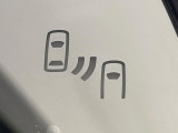 【ブラインドスポットモニター】走行中、ドアミラーの死角になりやすい箇所に後続車が接近するとサイドミラーのレンズに警告を表示!ドライバーに注意喚起をしてくれます。