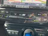 【オートエアコン】一度お好みの温度に設定すれば、車内の温度を検知し風量や温度を自動で調整。暑い&hellip;寒い&hellip;と何度もスイッチ操作をする必要はありません。快適な車内空間には必須の機能ですね♪