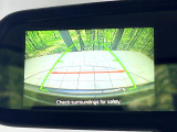 【バックカメラ】駐車時に後方がリアルタイム映像で確認できます。大型商業施設や立体駐車場での駐車時や、夜間のバック時に大活躍!運転スキルに関わらず、今や必須となった装備のひとつです!