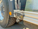 運転席側の車幅灯がテープ留めされています。