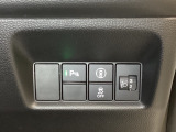 ハンドルの右側にはヘットライトリベライザーとHondaセンシング用のメインスイッチがついています。ヘッドライトリベライザーは道路状況や積荷の加重に応じてライトの高さを調節できます。