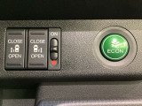 リアドアは乗り降りに便利な両側電動スライドドアです。また運転席に座っていながらスイッチ操作で自在にスライドドアを開け閉めできます。燃費に役立つECONボタンもここです。