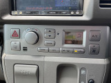【オートエアコン】一度お好みの温度に設定すれば、車内の温度を検知し風量や温度を自動で調整。暑い&hellip;寒い&hellip;と何度もスイッチ操作をする必要はありません。快適な車内空間には必須の機能ですね♪