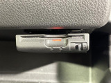 【ETC】有料道路を利用する際に料金所で停止することなく通過できる、ETC車載器(ノンストップ自動料金収受システム機器)が装備されています。セットアップを行うことで利用可能になります。