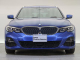 【キドニーグリル】BMWの代名詞。一目見ただけでBMWであると認識できる確固たるアイコンとして存在感を放ちます。