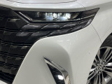 【三眼LEDヘッドライト】スタイリッシュな見た目の三眼LEDヘッドライトを装備♪スタイルだけでなく、夜間の走行も視界良好で安心してお乗りいただけます。
